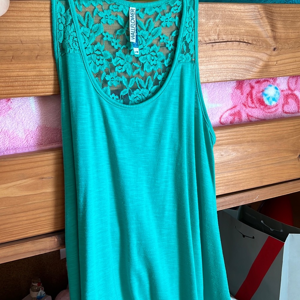 Size medium, color green